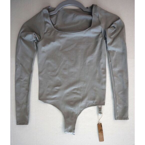 SKIMS Women's Sz S/M Light Gray Essential Long Sleeve Scoop Neck Bodysuit - Picture 1 of 4